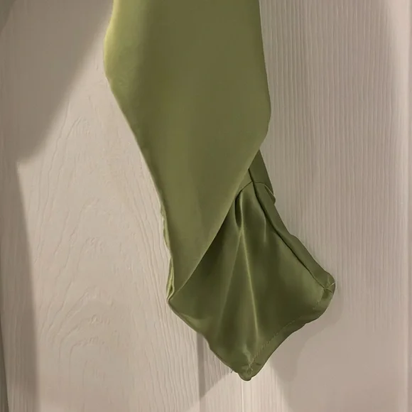 "Amari" Off-the-shoulder satin dress 💚 - Picture 3 of 8